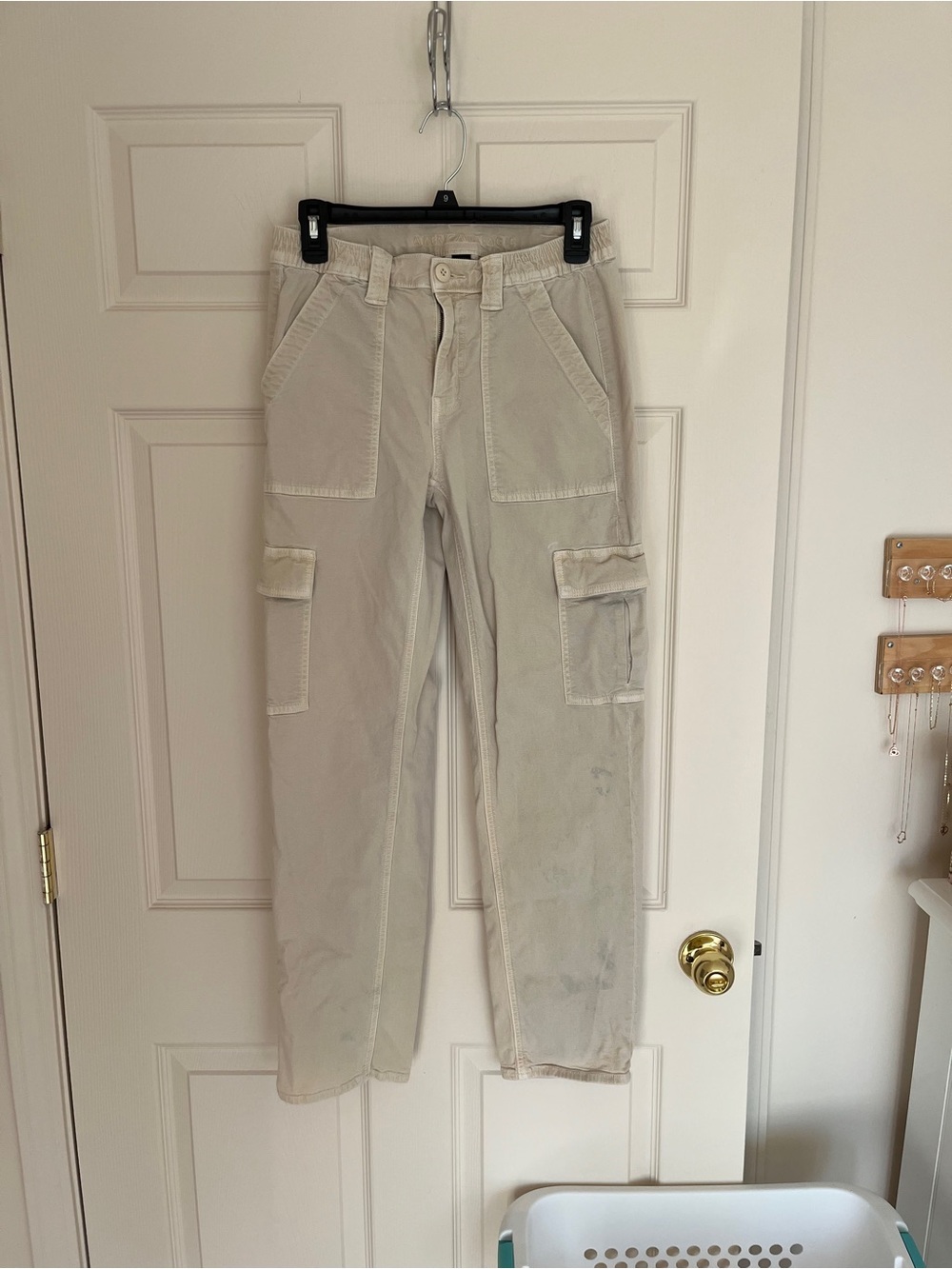 American Eagle size 6 beige stretch cargo khaki pants